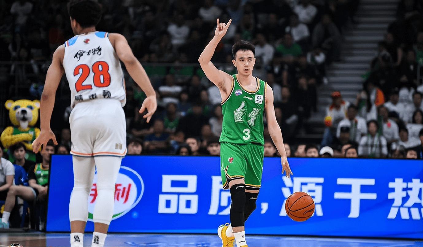 赵继伟复出首秀出彩，广东男篮主场小胜新疆男篮，豪取4连胜(广东男篮队球员赵)